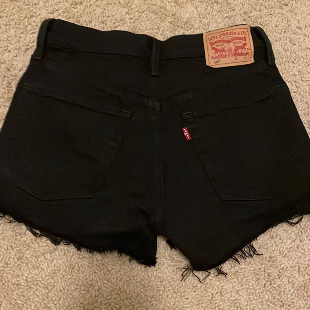 Black Levi’s jean shorts